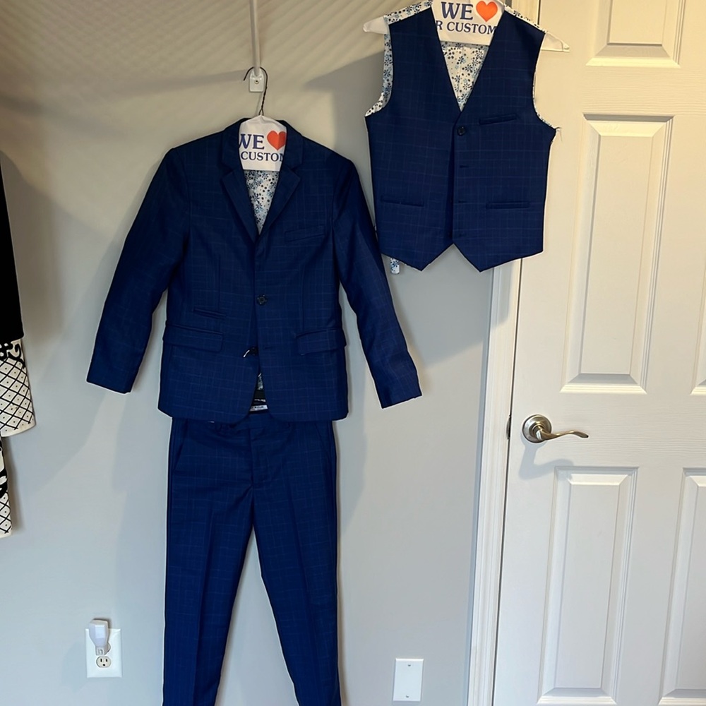 Isaak Mizrahi 3 piece boys suit sz12. Jacket, vest and pant.